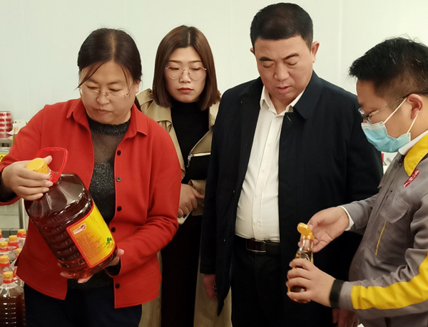 河南省農業廳專家驗收小組對蘭考花生基地及特香型花生油加工設備進行綠色食品加工認證驗收(圖3) 河南省農業廳專家驗收小組對蘭考花生基地及特香型花生油加工設備進行綠色食品加工認證驗收(圖3)